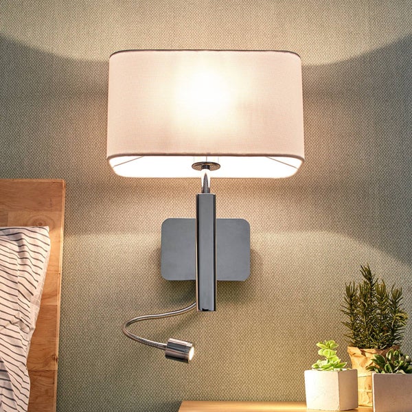 Wandleuchte mit Stoffschirm und flexiblem Lesearm an einer Schlafzimmerwand