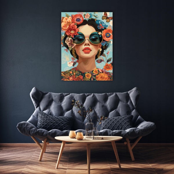 Wandbild mit Porträt einer Frau mit Blumen und Sonnenbrille über einem gepolsterten Sofa mit Couchtisch in einem modern eingerichteten Wohnzimmer.