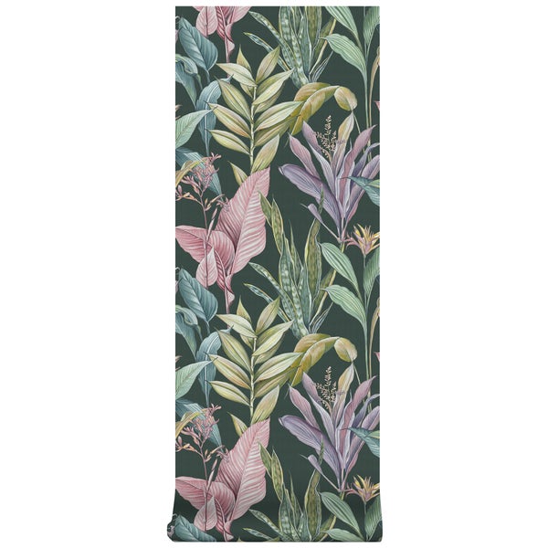 Tapete mit botanischem Muster aus verschiedenen tropischen Blättern und Blüten im illustrierten Stil.