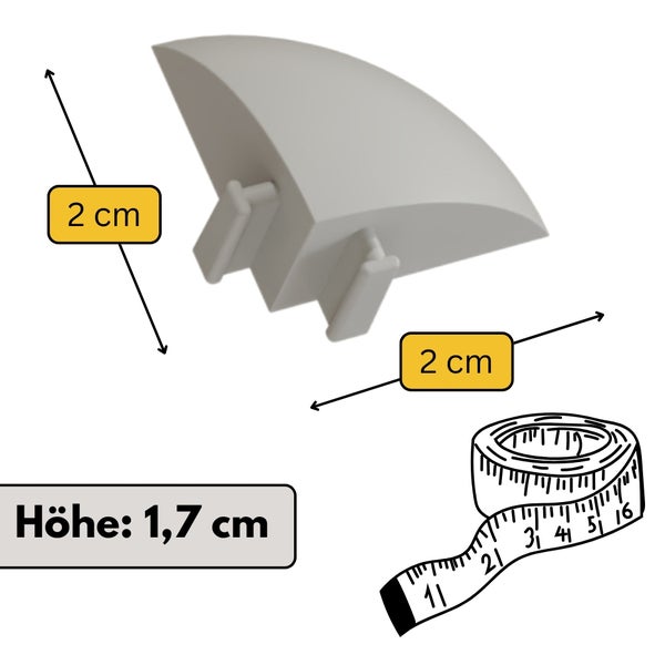 Hellgraue Eckkappe aus Kunststoff mit den Maßen 2 Zentimeter mal 2 Zentimeter und einer Höhe von 1,7 Zentimeter.