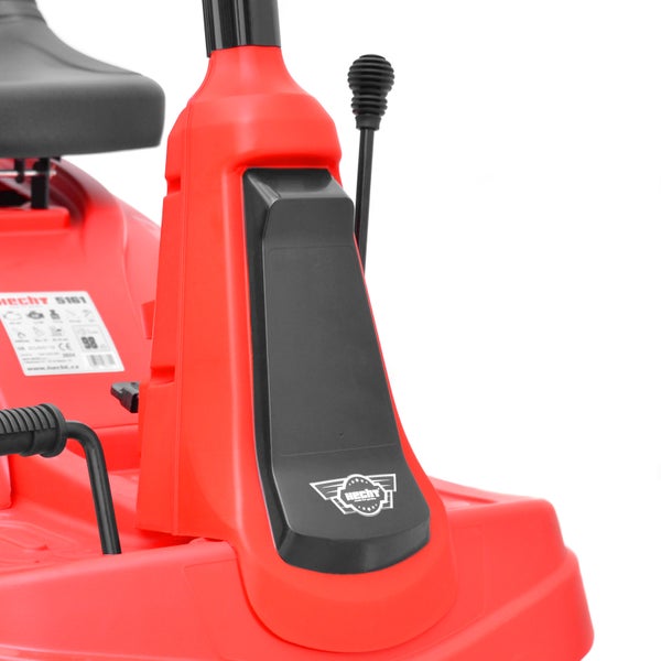 Detailansicht eines Rasentraktors mit Hecht Logo.