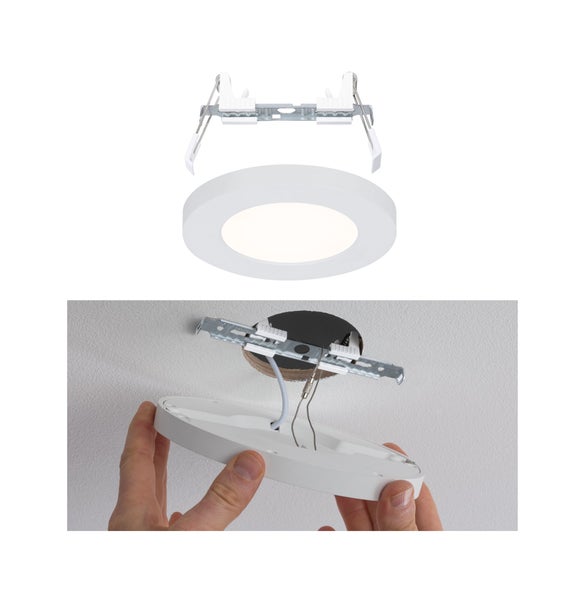 Runde LED Einbauleuchte mit Montagehalterung, Darstellung der Einzelteile und Einbausituation in der Decke durch Hand gehalten
