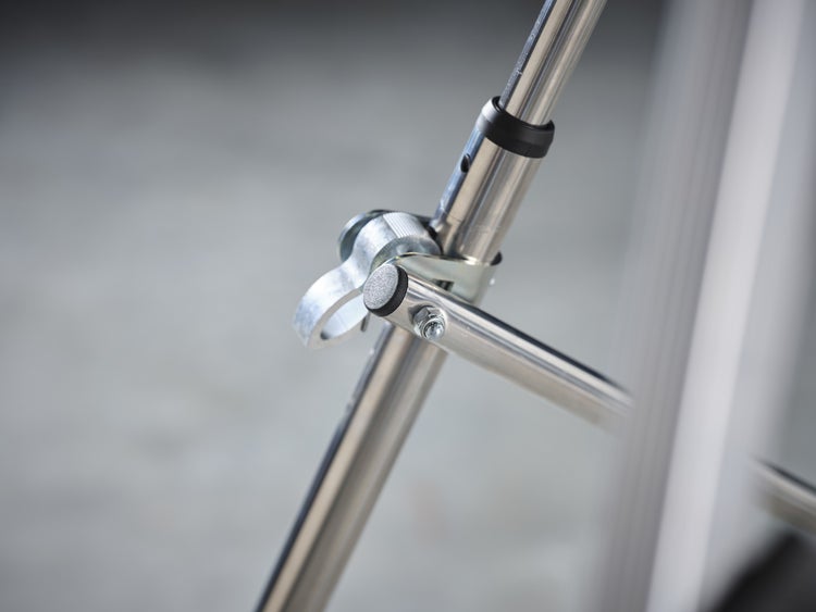 Detailaufnahme einer Aluminiumleiter mit Verbindungsstück