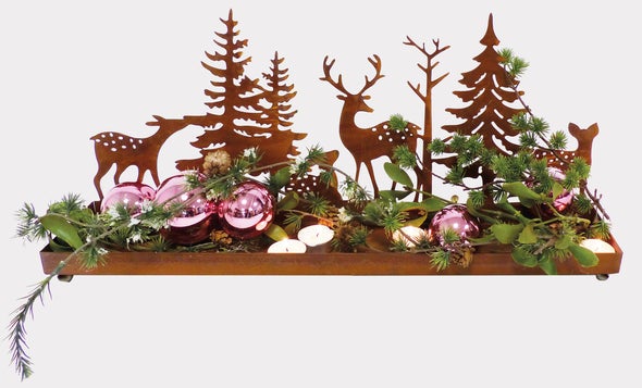 Weihnachtsdekoration mit Metallfiguren, Kugeln und Kerzen