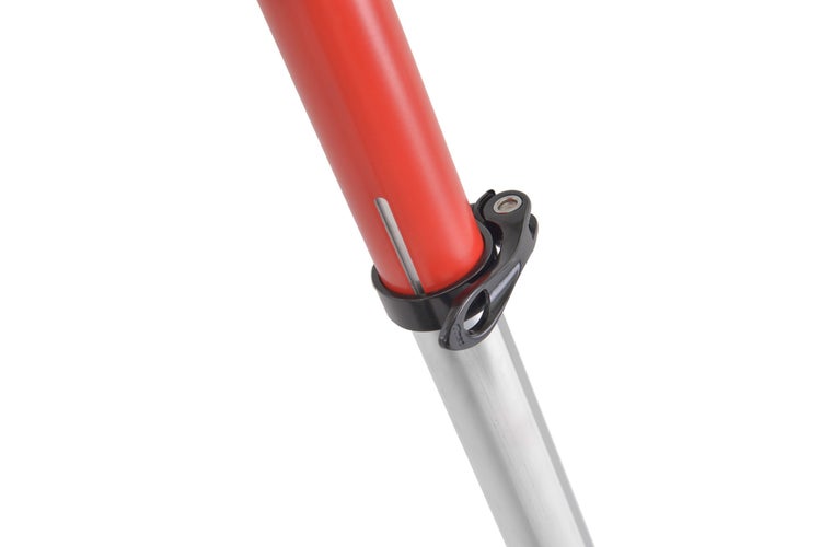 Detailansicht einer Nivellierlatte mit Klemme