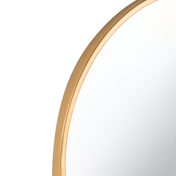 Nahaufnahme eines runden Spiegels mit einem schmalen goldfarbenen Metallrahmen.