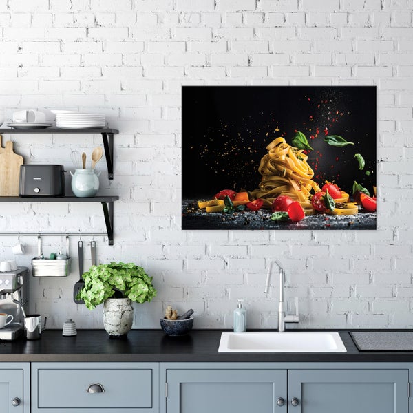 Wandbild mit Motiv Nudeln auf weißer Backsteinwand in einer modernen Küche