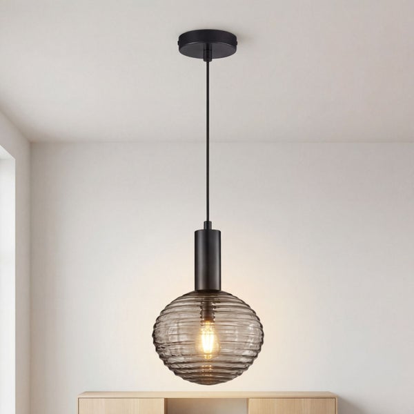 Moderne Pendelleuchte mit schwarzem Kabel und einem geriffelten Glasschirm aus grauem Glas inklusive dekorativem Leuchtmittel.