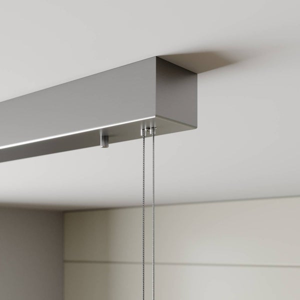 Detailansicht einer rechteckigen Deckenhalterung aus gebürstetem Metall für eine Pendelleuchte mit zwei dünnen Seilabhängungen.