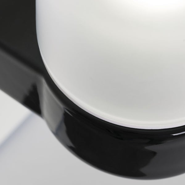 Detailansicht eines schwarzen und weißen Sanitärgegenstands