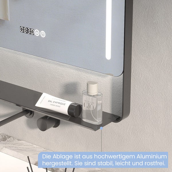 Badezimmerspiegel mit LED Beleuchtung und Ablage aus Aluminium in einem modernen Badezimmer.