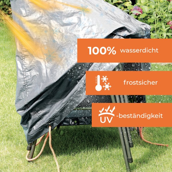 Silberne Schutzhülle für Gartenmöbel im Garten. Eigenschaften: 100 Prozent wasserdicht, frostsicher und ultraviolettbeständig.
