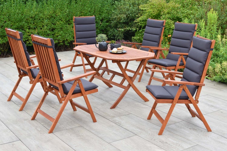 Gartenmöbel-Set mit sechs Stühlen und einem Tisch auf einer Terrasse