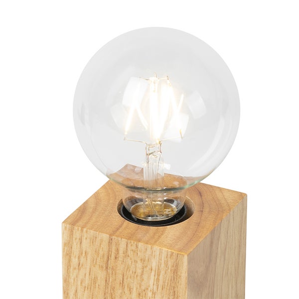 Tischleuchte mit Holzboden und runder Glühbirne