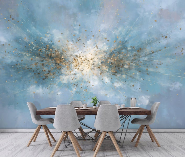 Esstischgruppe vor einer Wandtapete mit abstraktem Muster in einem hellen Raum.