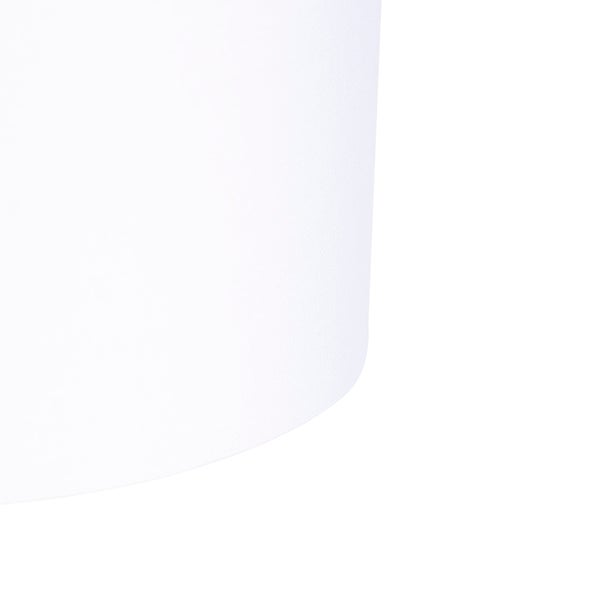 Nahaufnahme eines weißen Lampenschirms aus Stoffgewebe.