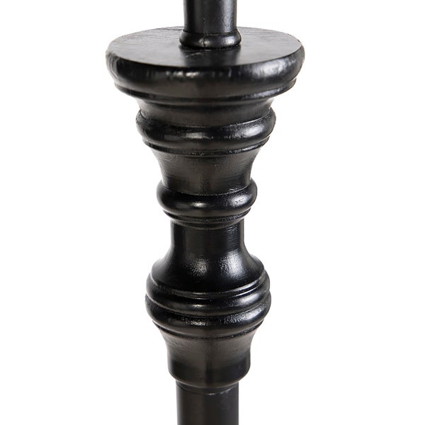 Detailaufnahme eines dekorativen schwarzen Metallpfostens mit gedrechseltem Design und breiter Kappe.