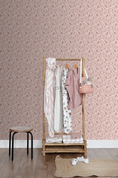 Kinderzimmer mit Blumentapete und Bambus-Kleiderständer mit Kleidung