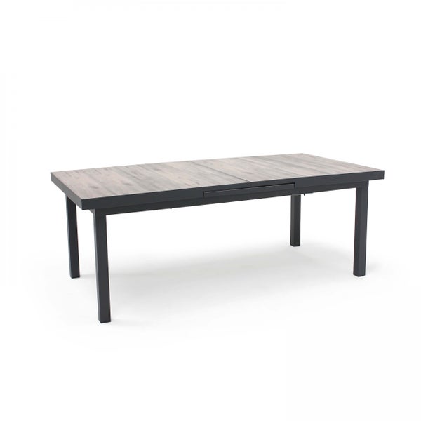 Ausziehbarer Gartentisch mit anthrazitfarbenem Aluminiumgestell und Tischplatte in Holzoptik.