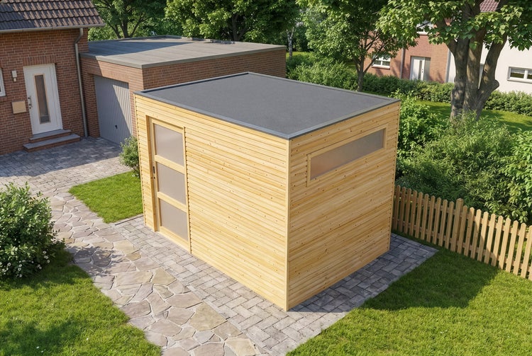 Modernes Gartenhaus aus Holz mit Flachdach, einer Tür mit Lichtausschnitten und einem Fenster in einem hellen Garten mit Steinweg.