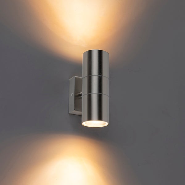 Zylindrische Außenwandleuchte aus Edelstahl mit Lichtaustritt nach oben und unten.