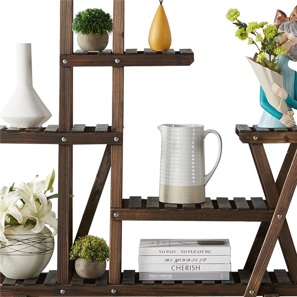 Dekoratives Holzregal mit mehreren Ebenen zur Präsentation von Vasen, Pflanzen und Dekorationen.