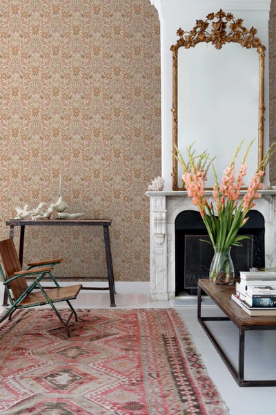 Wohnzimmer mit gemusterter Tapete, Teppich und Spiegel