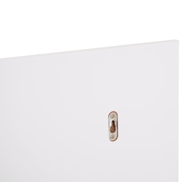 Rückseite eines weißen Paneels mit einer Schlüsselloch-Aufhängung aus Metall für die Wandmontage.