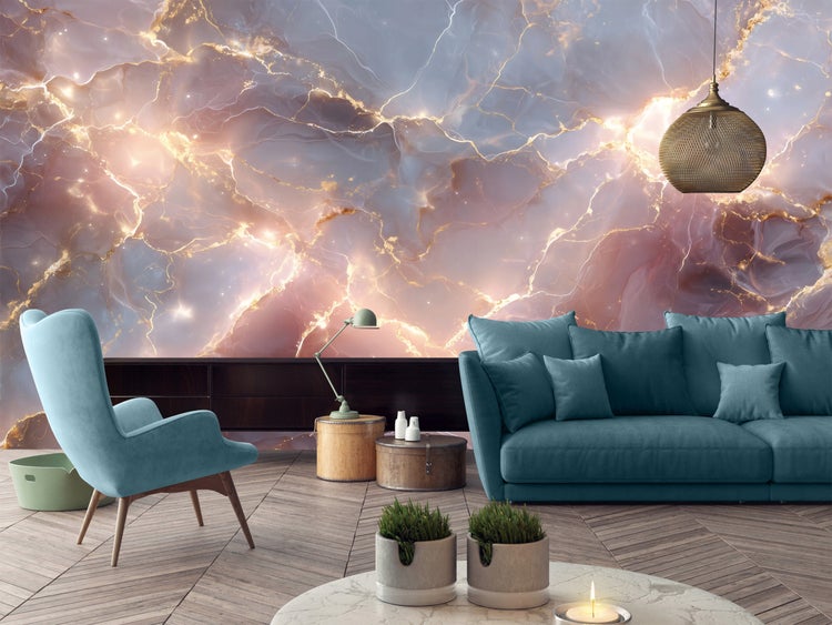 Wohnzimmer mit Sofa, Sessel, Couchtisch, Lampe und Marmortapete