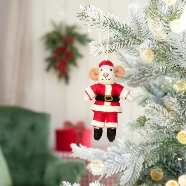 Weihnachtsbaumschmuck mit Maus im Weihnachtsmannkostüm an einem geschmückten Baum