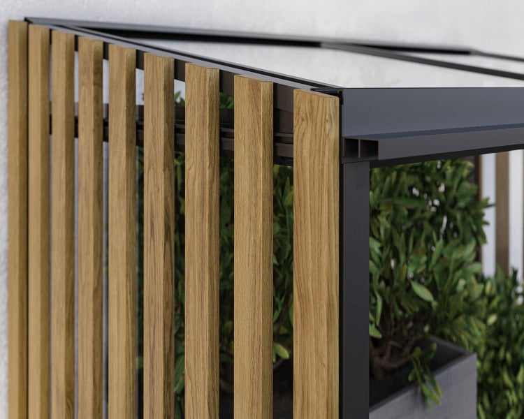 Detailansicht einer modernen Sichtschutzwand mit vertikalen Holzlamellen und einem anthrazitfarbenen Metallrahmen.