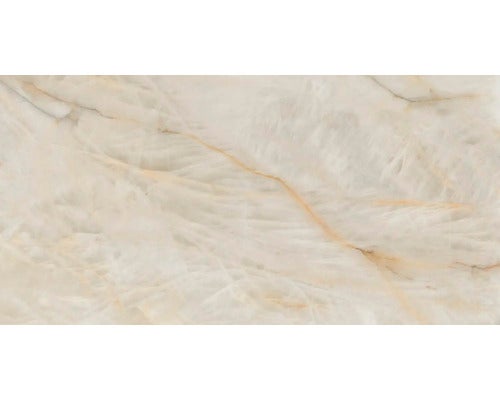 Feinsteinzeugfliese in Onyx-Optik mit feiner Maserung für Wand und Boden.