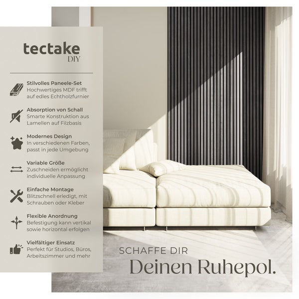 Modernes Wohnzimmer mit hellem Modulsofa und dunklen Akustikpaneelen aus Holzlamellen an der Wand. tectake Logo und Produktbeschreibungen.
