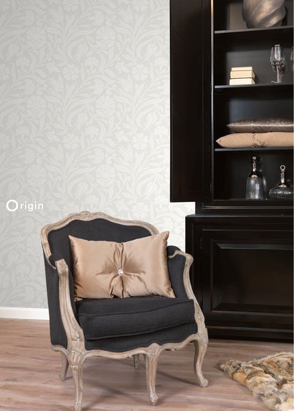 Innenraum mit floral gemusterter Tapete, Stuhl und schwarzem Schrank