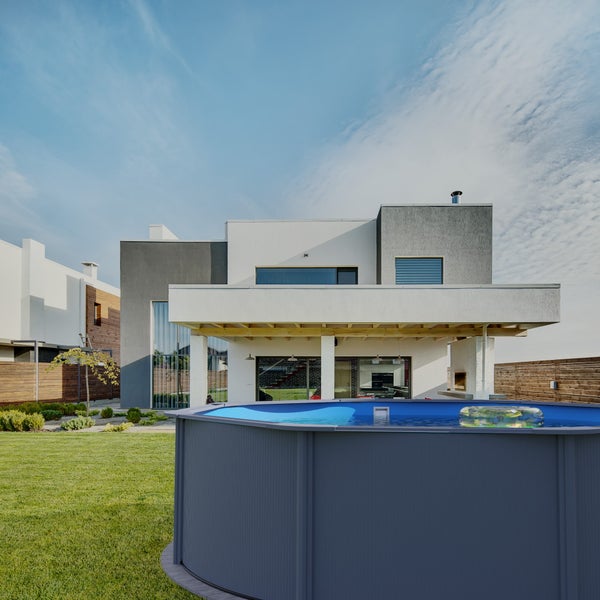 Modernes Haus mit Aufstellpool im Garten