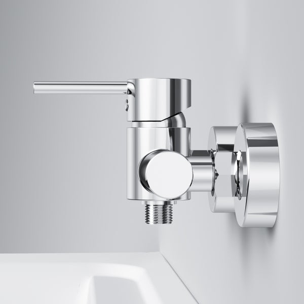 Wandmontiertes Design-Eckventil aus Chrom mit Hebelgriff und Gewindeanschluss.