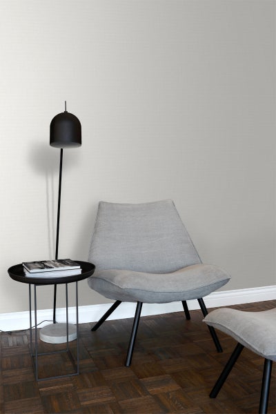 Einrichtungsidee mit Sessel, Stehlampe und Beistelltisch