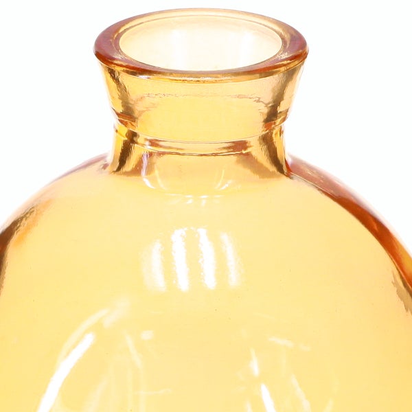 Nahaufnahme einer runden Glasvase aus bernsteinfarbenem Glas mit schmalem Hals und ausgestelltem Rand.