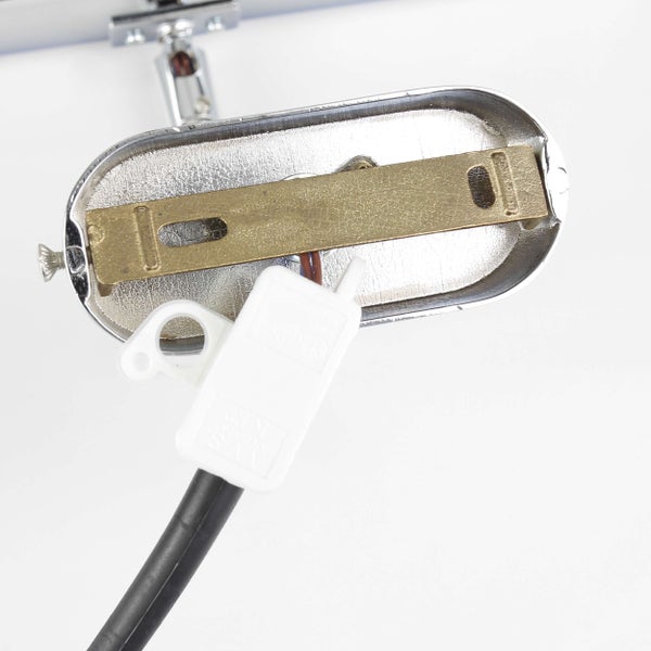 Detailansicht der Rückseite einer Deckenleuchte mit Montageplatte und Anschlusskabel