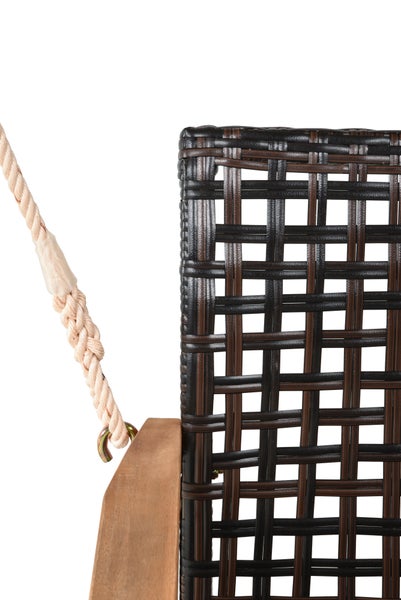 Detailaufnahme eines Hängesessels aus Polyrattan in Dunkelbraun mit Armlehne aus Holz und Seilaufhängung.