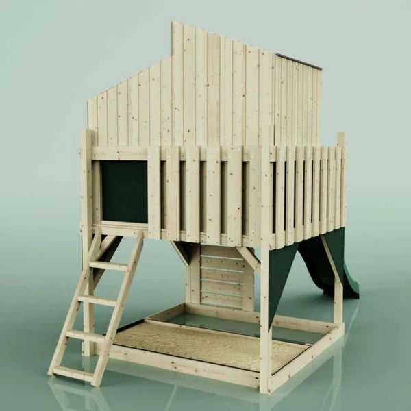 Spielhaus aus hellem Holz für Kinder mit Rutsche, Leiter und Sandkasten.