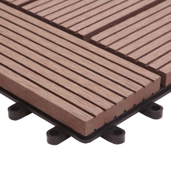 WPC-Terrassenfliese mit gerillter Oberfläche und Kunststoff-Klicksystem.