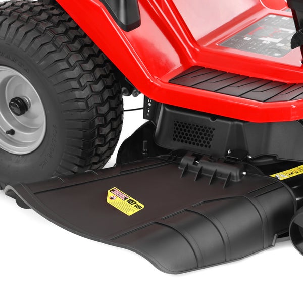 Nahaufnahme eines roten Rasentraktors mit schwarzem Seitenauswurf für eine Schnittbreite von 107 Zentimetern und grobem Reifenprofil.