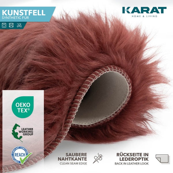 Kunstfell mit sauberer Nahtkante und Lederoptik-Rückseite. OEKO-TEX, Leather Working Group und REACH zertifiziert. Karat Home und Living Logo.