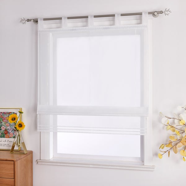 Gardine aus transparentem Stoff am Fenster