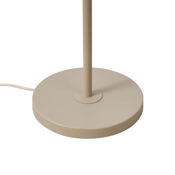 Beige Lampenfuß aus Metall mit rundem Sockel und Stromkabel.