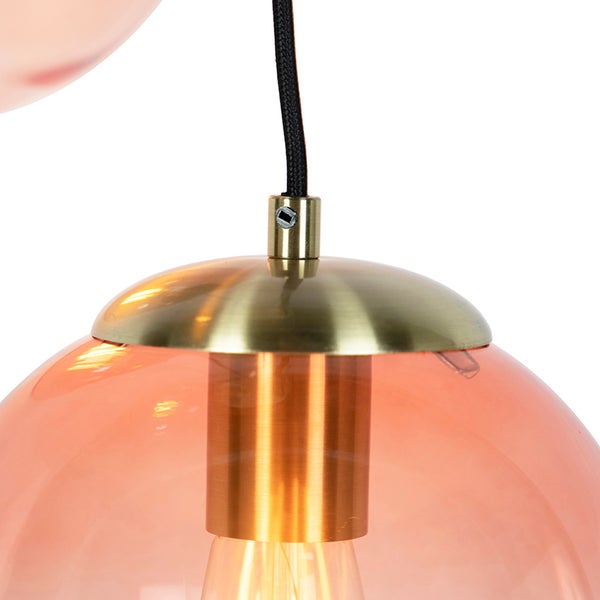 Detailansicht einer Pendelleuchte mit Glas-Lampenschirm und Aufhängung