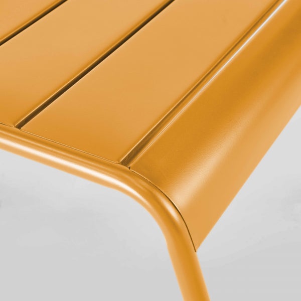 Detailaufnahme der Oberfläche aus Metalllatten mit abgerundeter Kante eines Gartenmöbelstücks.