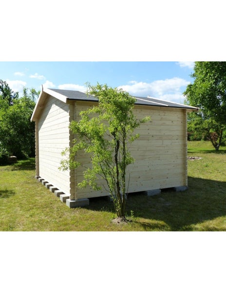Gartenhaus aus Holz in Blockbohlenbauweise auf Betonsteinen im Garten mit Satteldach.