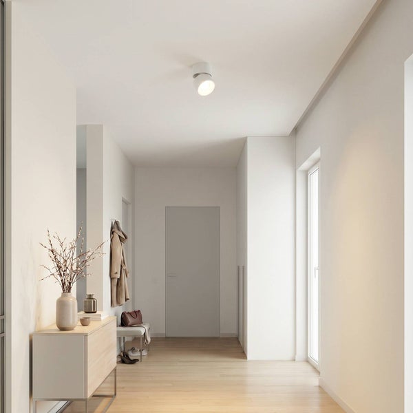 Moderne Deckenleuchte als Deckenstrahler montiert in einem hellen Flur mit Holzboden und minimalistischer Einrichtung